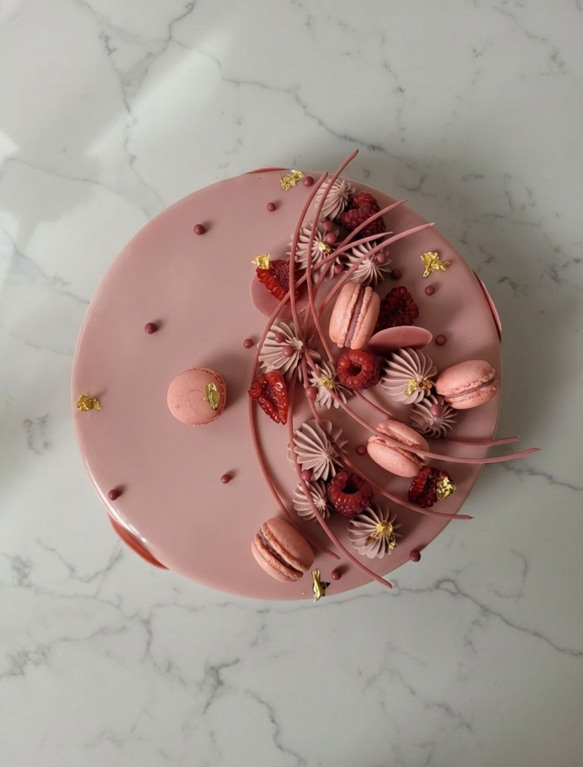 ovo-pracownia-cukiernicza-dominikanska-tort-ruby-malina-nowoczesny-tort-owocowy-czekolada-ruby-konfitura-malinowa-biszkopt-tradycyjny-krem-mascarpone-puree-malina-premium-na-urodziny Tort RUBY MALINA - obrazek 1